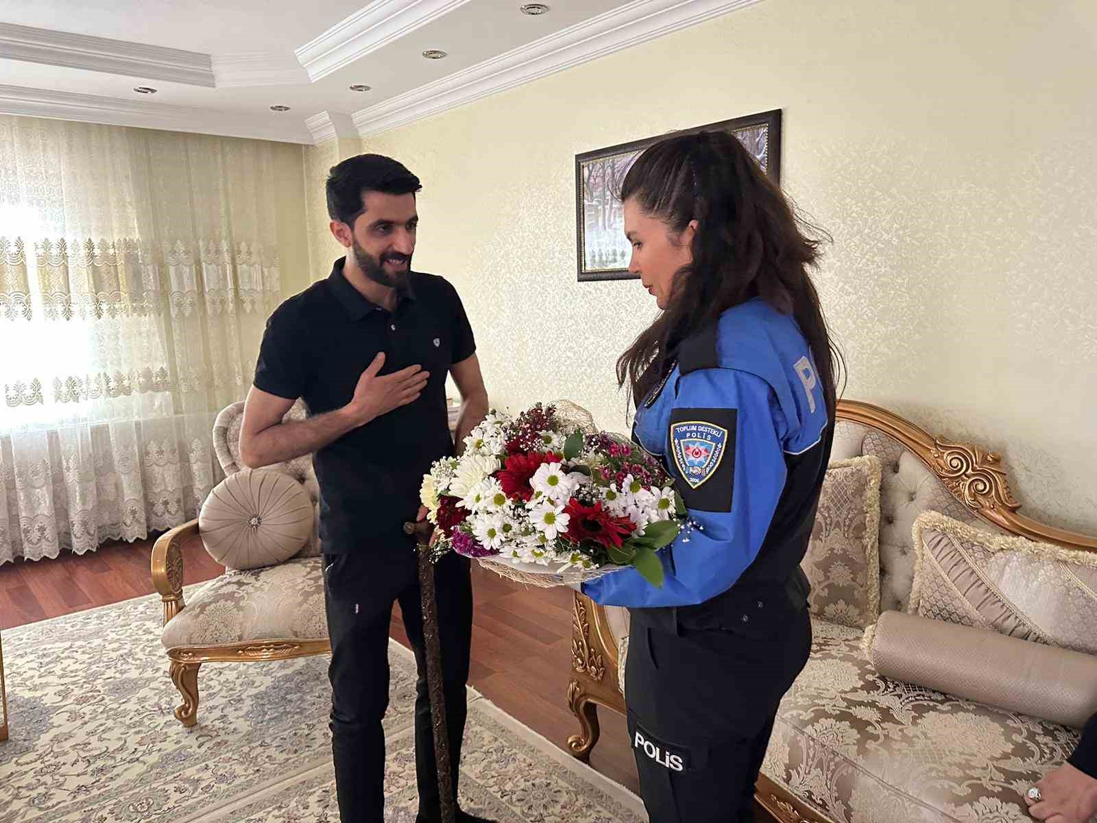 VAN EMNİYET MÜDÜRLÜĞÜ EKİPLERİ, EVİNE GİREN HIRSIZ TARAFINDAN YARALANAN ŞAHSI