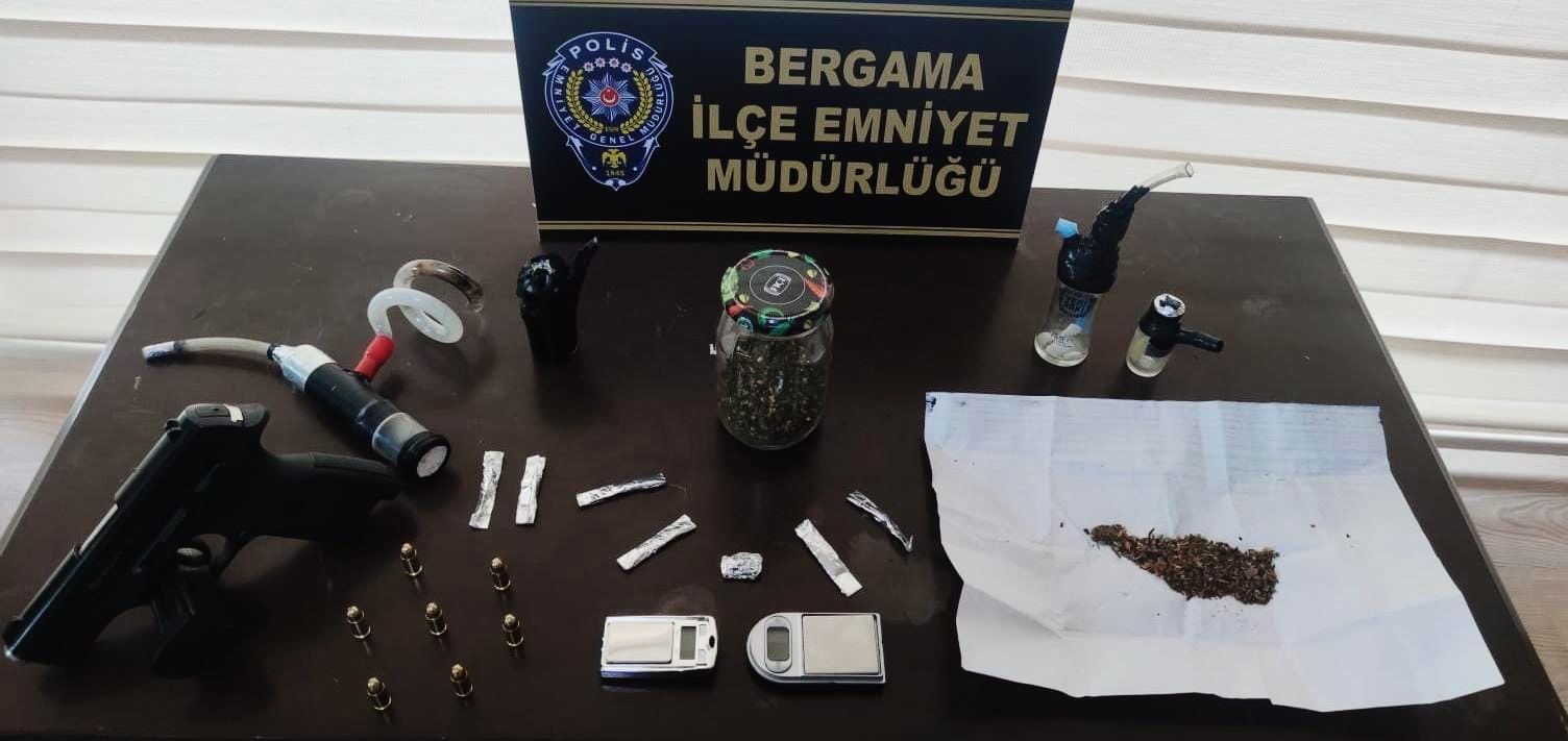 İZMİR'İN BERGAMA İLÇESİNDE UYUŞTURUCU MADDE TİCARETİ YAPTIĞI BELİRLENEN ŞÜPHELİNİN EVİNE