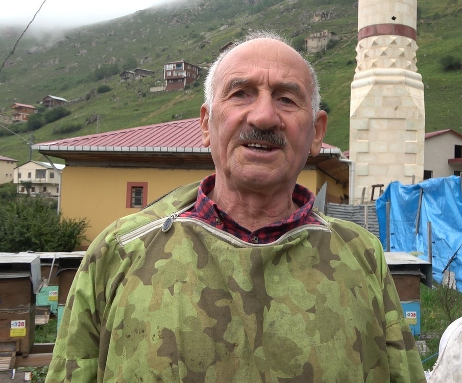 RİZE’NİN İKİZDERE İLÇESİNE BAĞLI ANZER YAYLASINDA EVİNİ TALAN ETMİŞ AYIYA