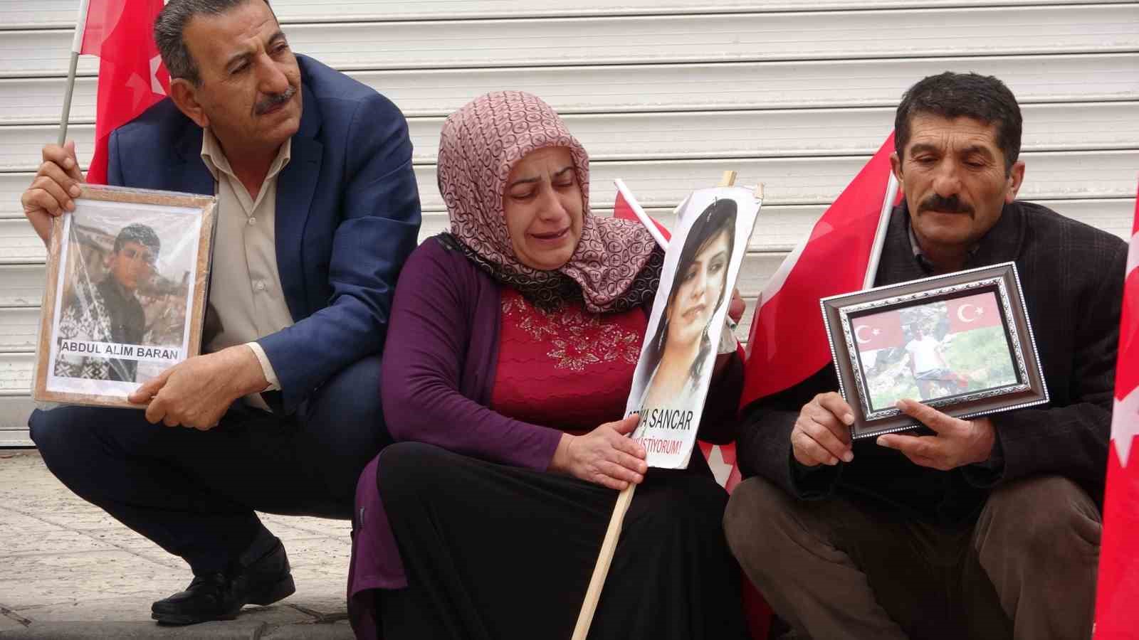 VAN'DA TERÖR ÖRGÜTÜ PKK TARAFINDAN EVLATLARI DAĞA KAÇIRILAN AİLELER, ÇOCUKLARINI
