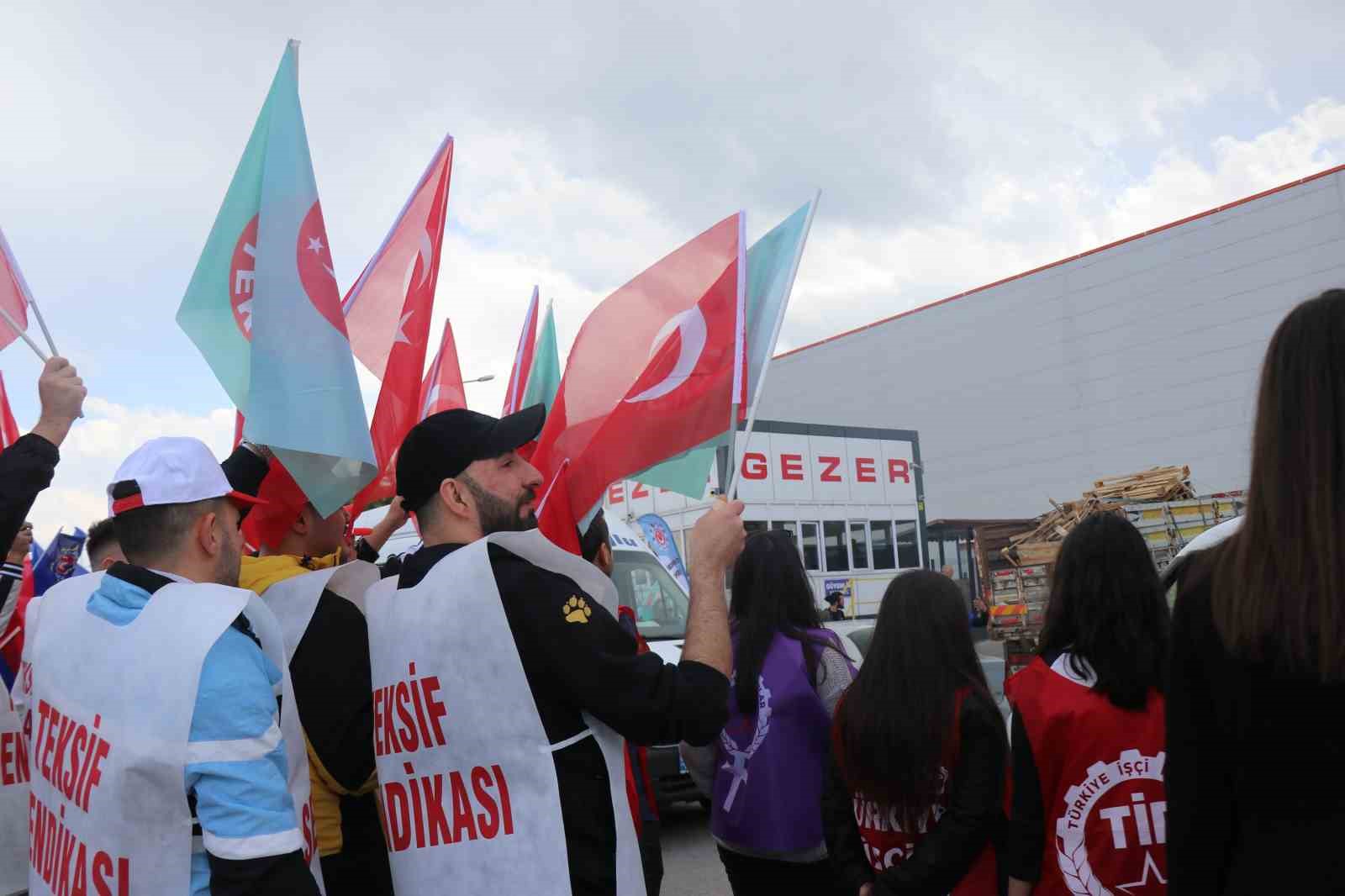 BOLU'DA GEZER TERLİK FABRİKASI’NDA ÇALIŞAN VE SENDİKAYA ÜYE OLDUKLARI İDDİASI