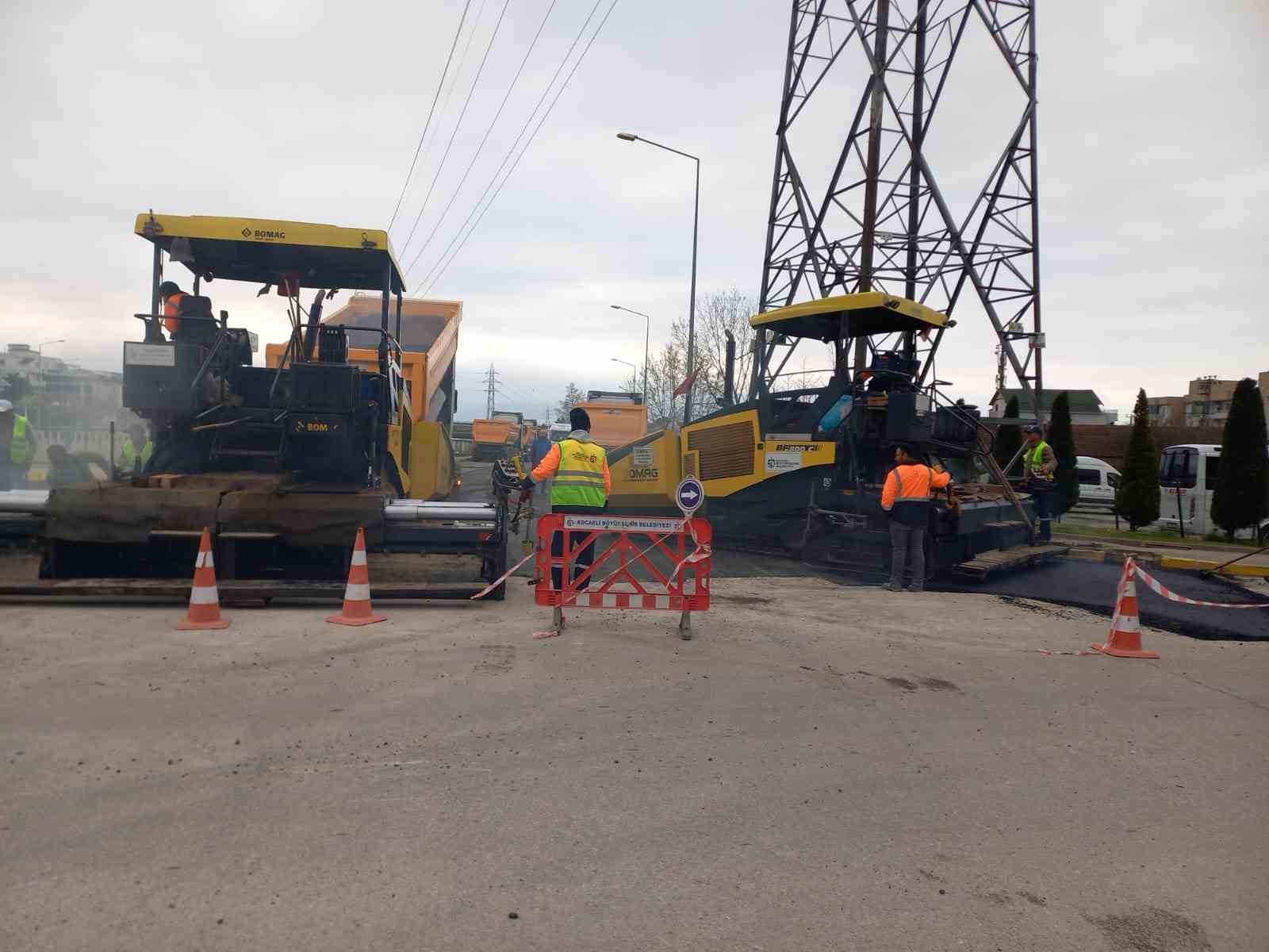 KOCAELİ BÜYÜKŞEHİR BELEDİYESİ YOL BAKIM TİMİ, GÖLCÜK HİSAREYN FABRİKALAR BÖLGESİNDE