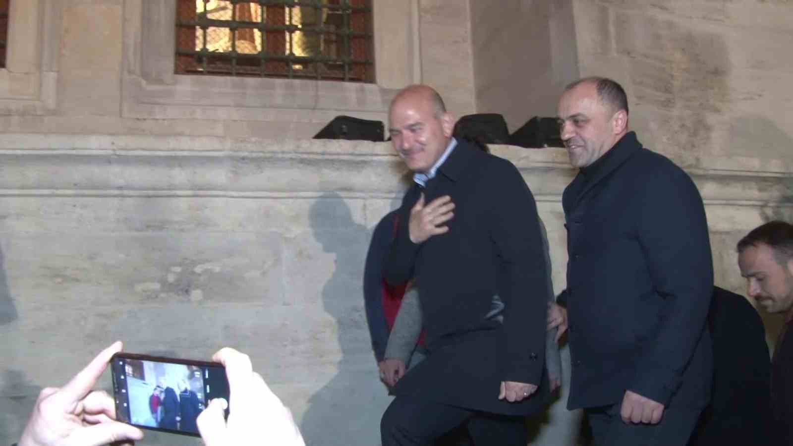 FATİH CAMİİ’NDE BAKAN SOYLU’YA YOĞUN İLGİ