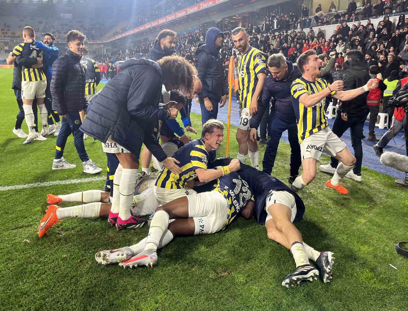 MEDİPOL BAŞAKŞEHİR’İ DEPLASMANDA 2-1 MAĞLUP EDEN FENERBAHÇE, 1-0 GERİYE DÜŞTÜĞÜ