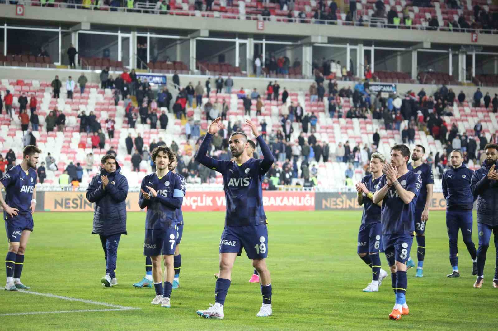 DEPLASMANDA SİVASSPOR’U MAĞLUP EDEN FENERBAHÇE’DE FUTBOLCULAR, MAÇIN ARDINDAN DEPLASMAN TRİBÜNÜNE
