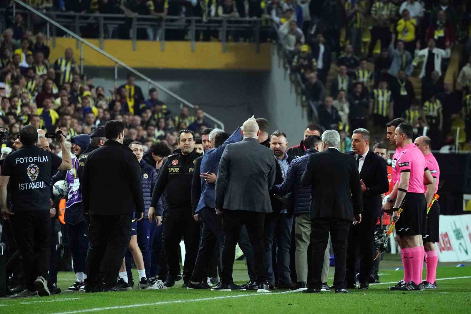 FENERBAHÇE - MKE ANKARAGÜCÜ MAÇININ İLK YARISININ TAMAMLANMASIYLA FENERBAHÇELİ YÖNETİCİLER