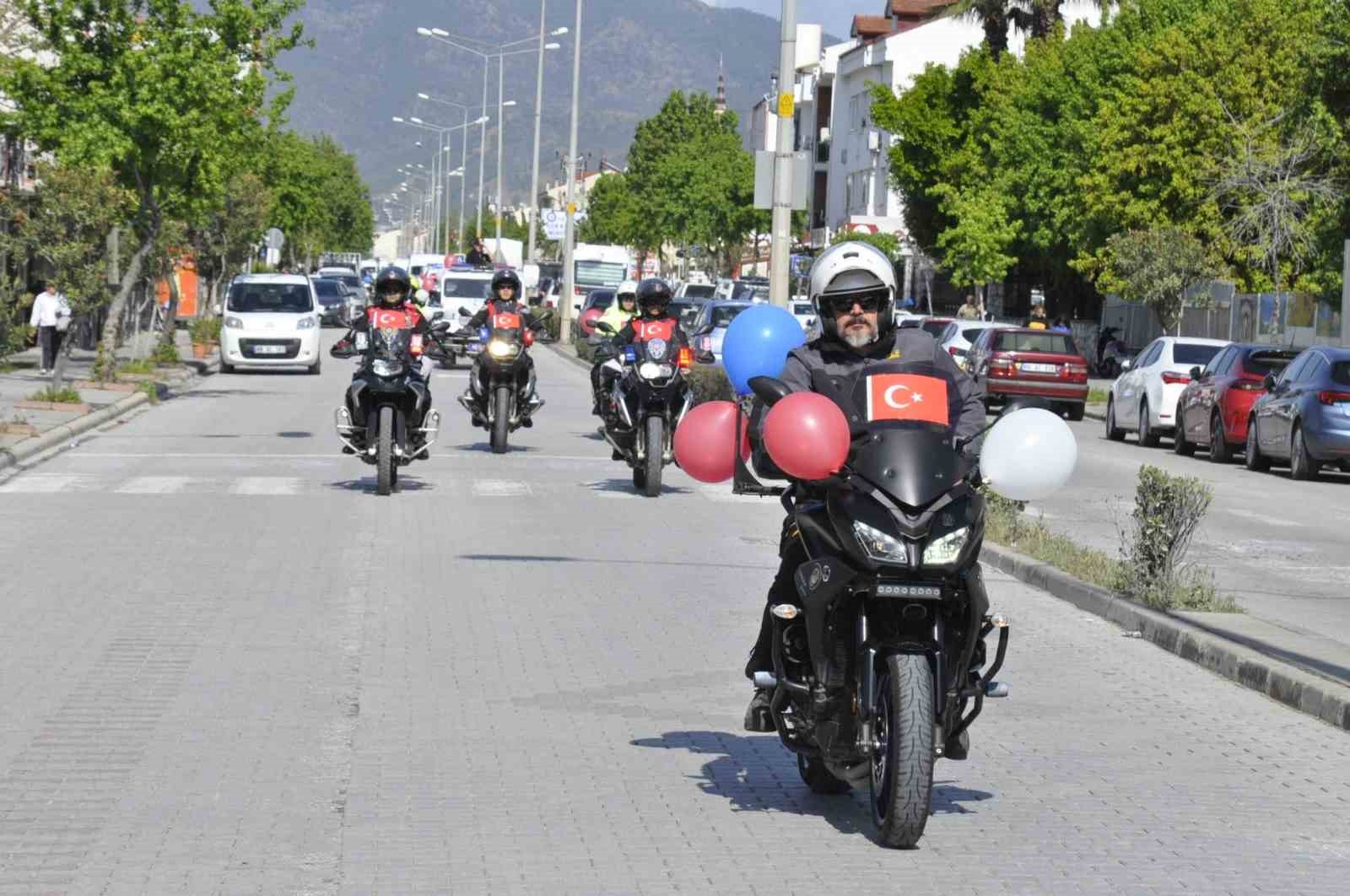 FETHİYE POLİSİNDEN ANLAMLI KORTEJ