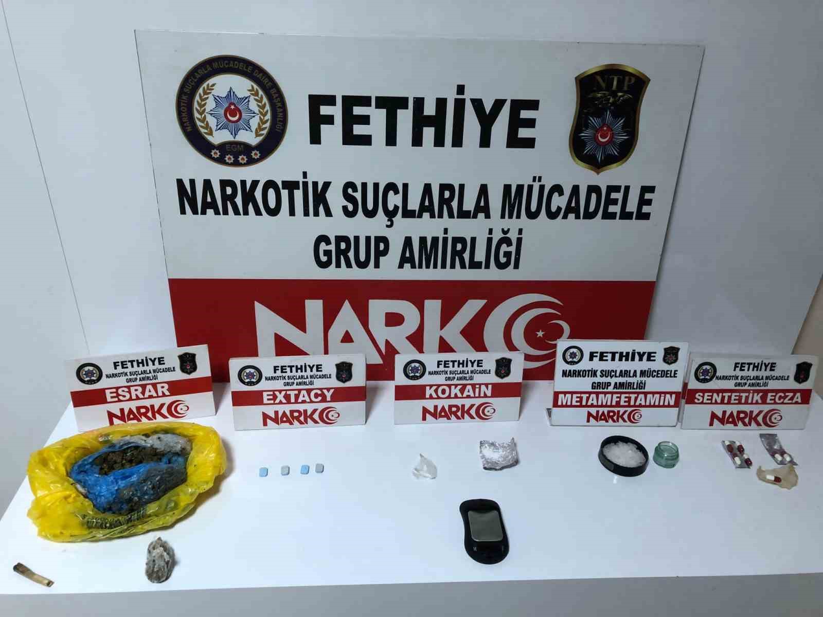 FETHİYE’DE 3 KİŞİ UYUŞTURUCU SATMAKTAN TUTUKLANDI
