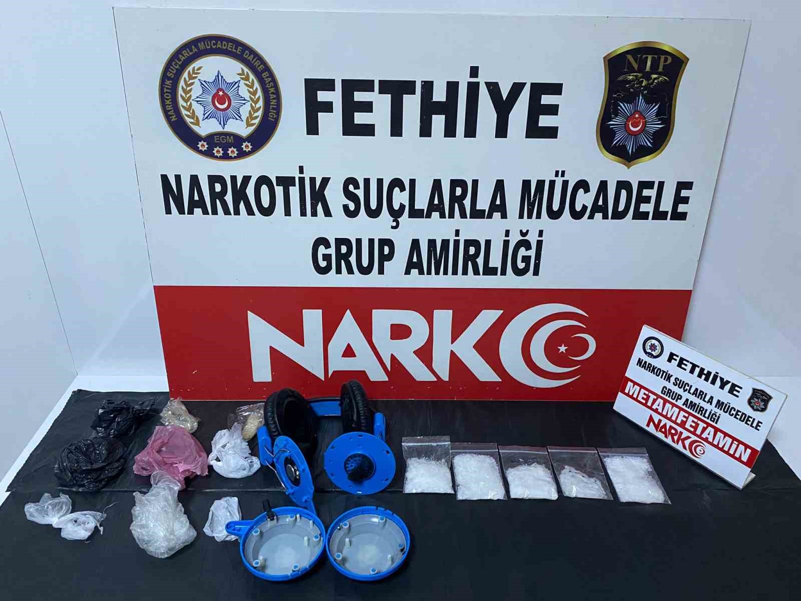 FETHİYE’DE KULAKLIK İÇİNE SAKLANMIŞ UYUŞTURUCUYU SATAMADAN YAKALANDI
