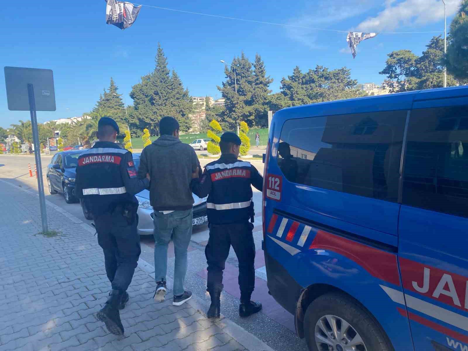 İZMİR'DE JANDARMA EKİPLERİ TARAFINDAN, HAKKINDA KESİNLEŞMİŞ HAPİS CEZASI BULUNAN FİRARİLERİ