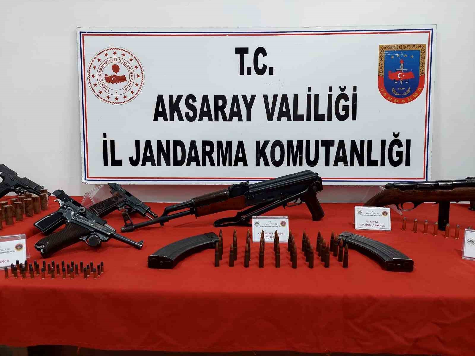 AKSARAY'DA DÜZENLENEN OPERASYONDA ÇOK SAYIDA SİLAH VE UYUŞTURUCU MADDE ELE
