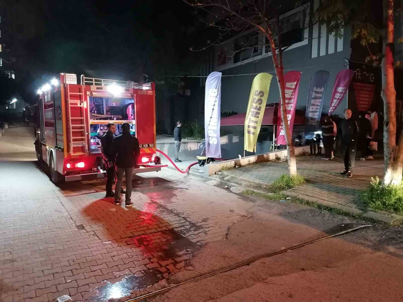 KOCAELİ’NİN GEBZE İLÇESİNDE FİTNESS SALONUNDA ÇIKAN YANGIN, İTFAİYE EKİPLERİNİN HIZLI