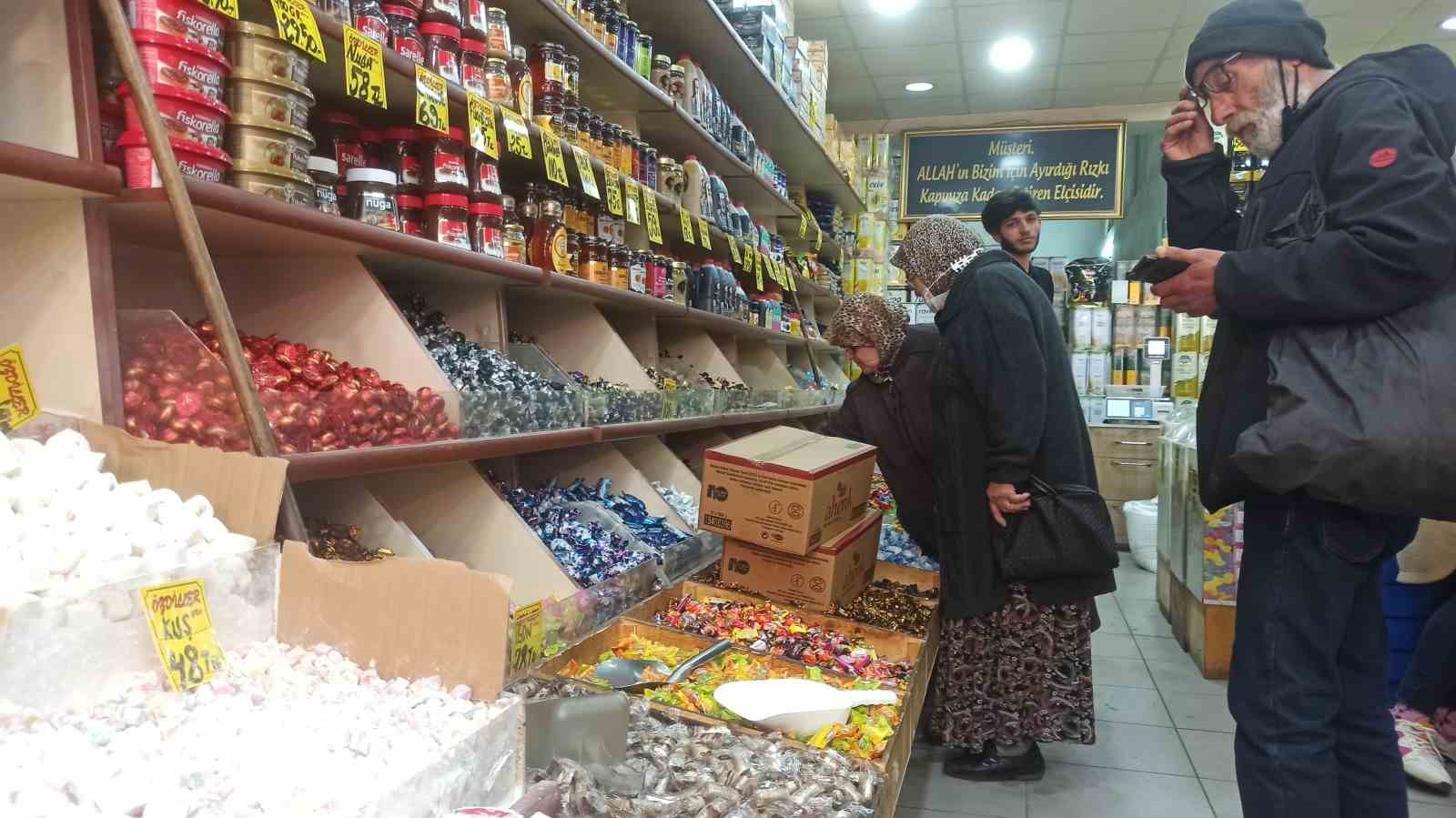 ŞEKER, ÇİKOLATA VE LOKUMUN YANI SIRA KURUYEMİŞ SATIŞI YAPAN ESNAF