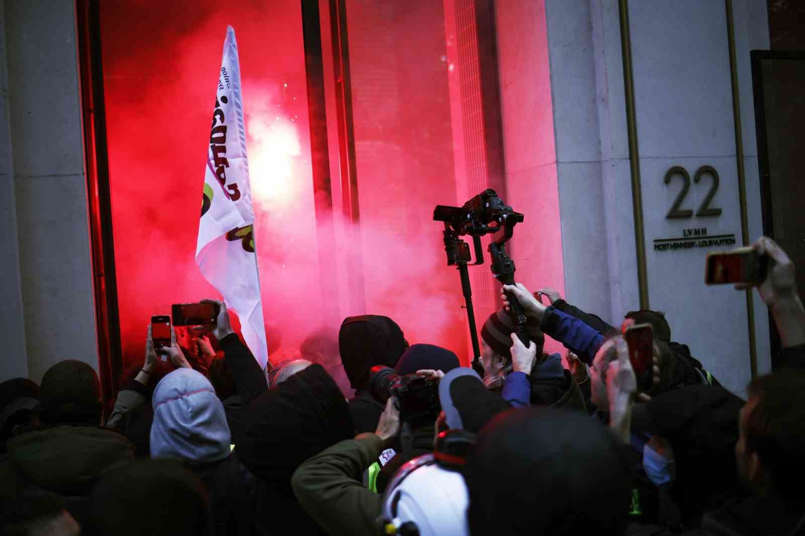 FRANSA'DA EMEKLİLİK REFORMUNA KARŞI 12. KİTLESEL PROTESTO DÜZENLENDİ