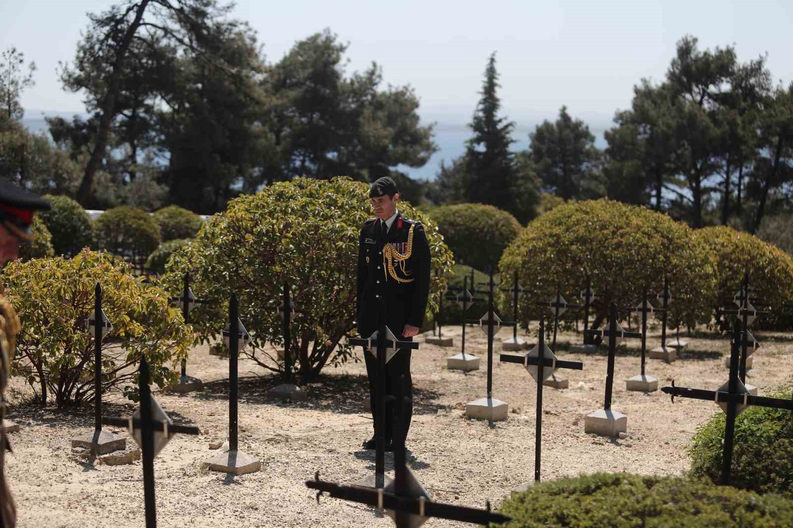 ÇANAKKALE KARA SAVAŞLARI'NIN 108'İNCİ YILDÖNÜMÜ NEDENİYLE ŞEHİTLER ABİDESİ'NDE DÜZENLENEN ANMA