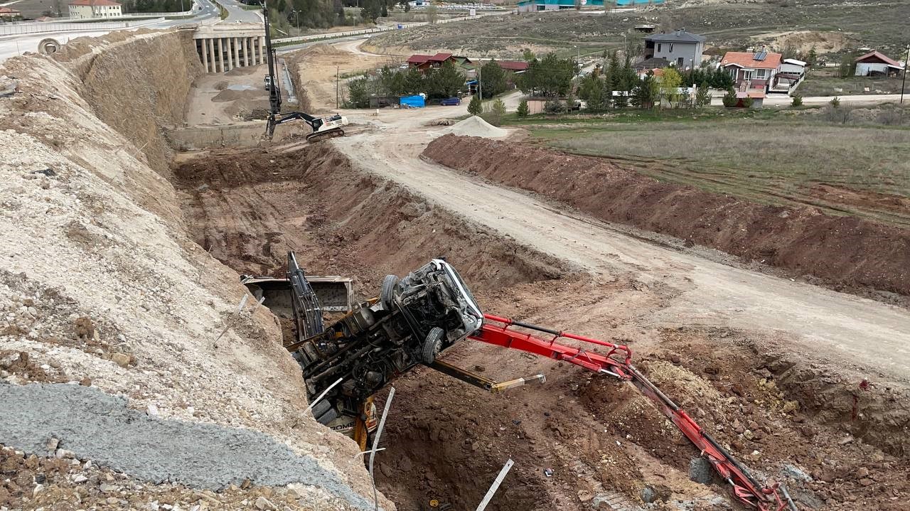 ÇANKIRI’DA FRENİ BOŞALAN HAFRİYAT KAMYONU, ÇARPTIĞI BETON TAŞIYAN KAMYON İLE