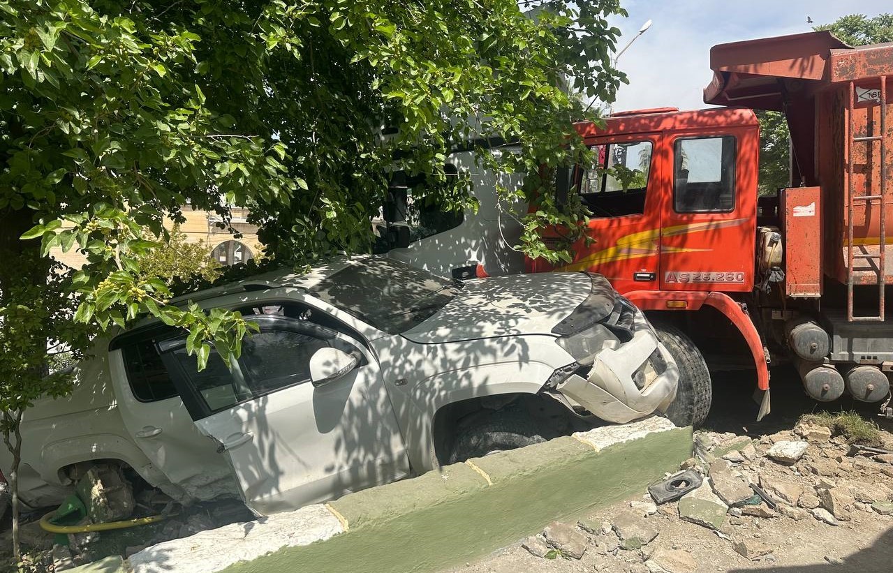 ŞANLIURFA’NIN BİRECİK İLÇESİNDE FRENİ PATLAYAN KAMYON, SEYİR HALİNDEKİ BİR TIR