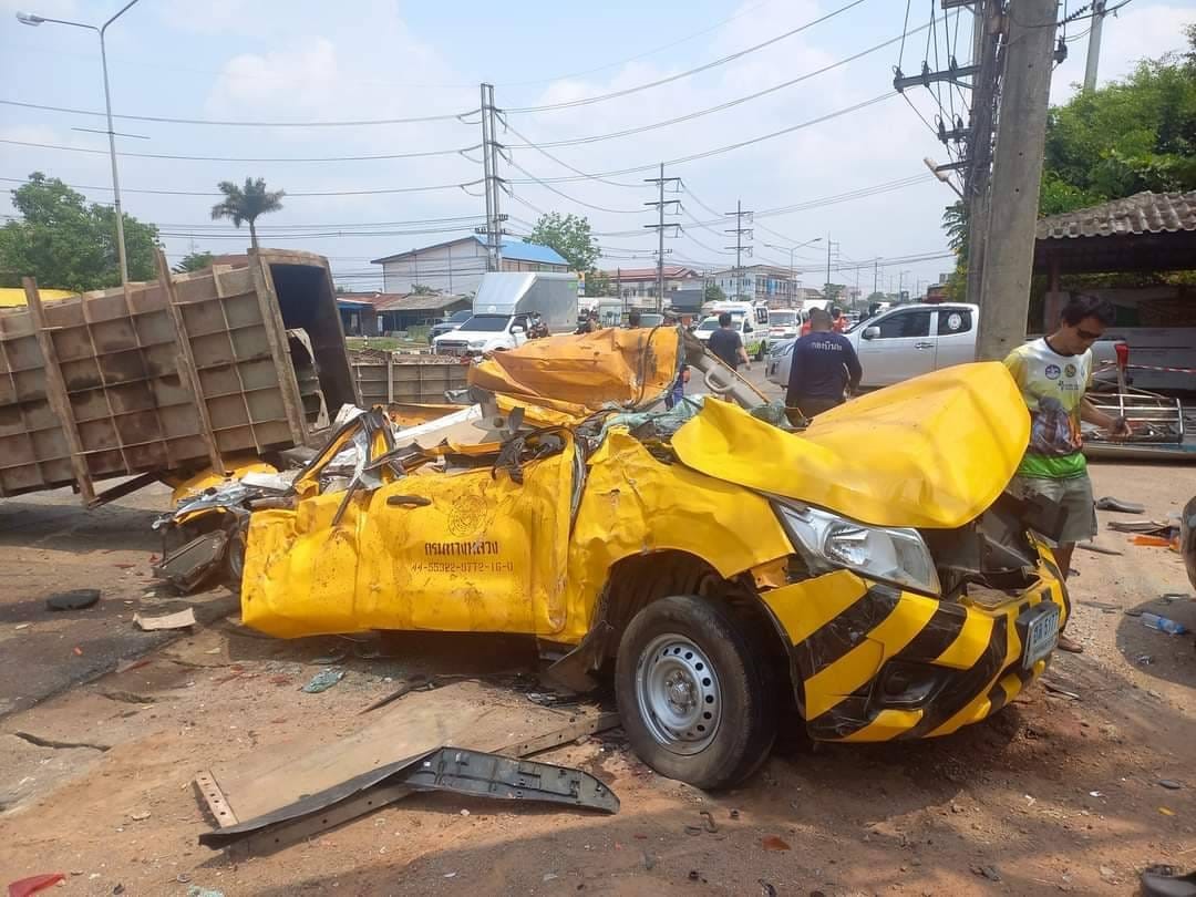 TAYLAND'IN NAKHON RATCHASİMA EYALETİNDE FRENİ PATLAYAN BİR VİNÇ KAMYONU, TRAFİKTE