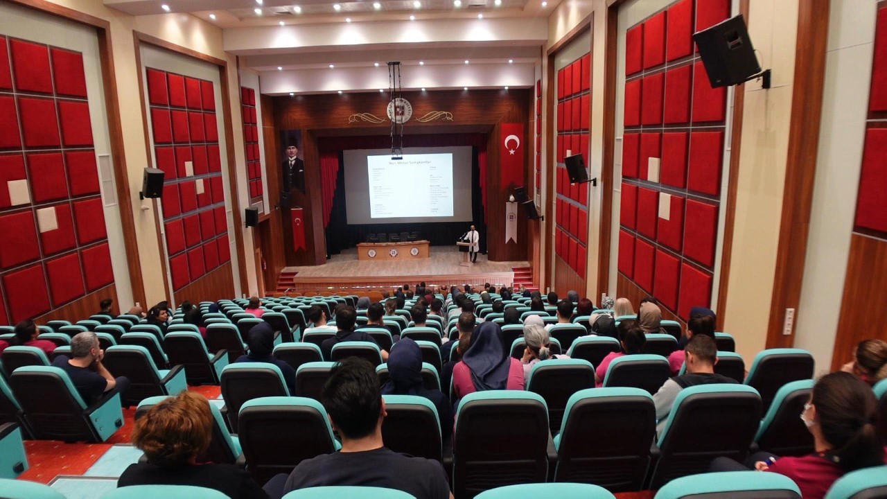 FIRAT ÜNİVERSİTESİ HASTANESİNDE, PARKİNSON HASTALIĞINA FARKINDALIĞI ARTTIRMAK İÇİN HASTANE ÇALIŞANLARINA