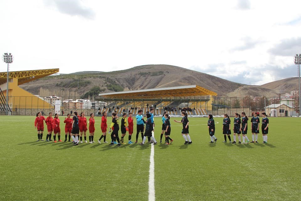FUTBOL GRUP MÜSABAKALARI İLK KARŞILAŞMALARLA BAŞLADI