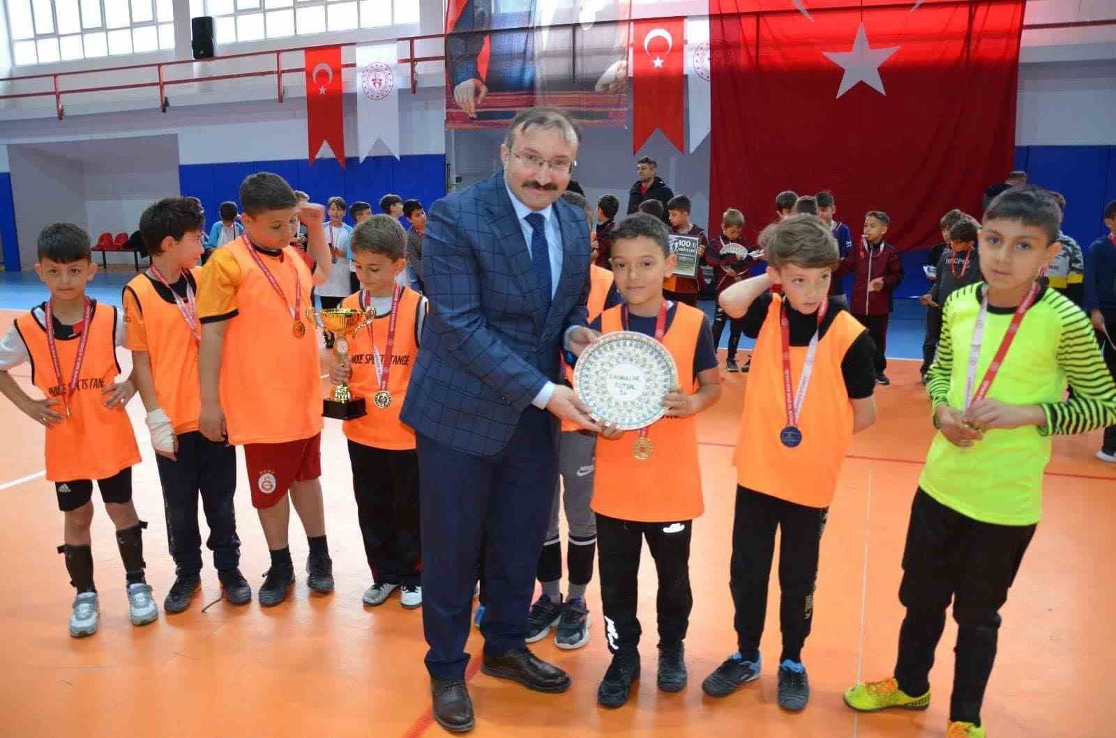 FUTSAL TURNUVASINDA ŞAMPİYON GAZİ EMET B TAKIMI
