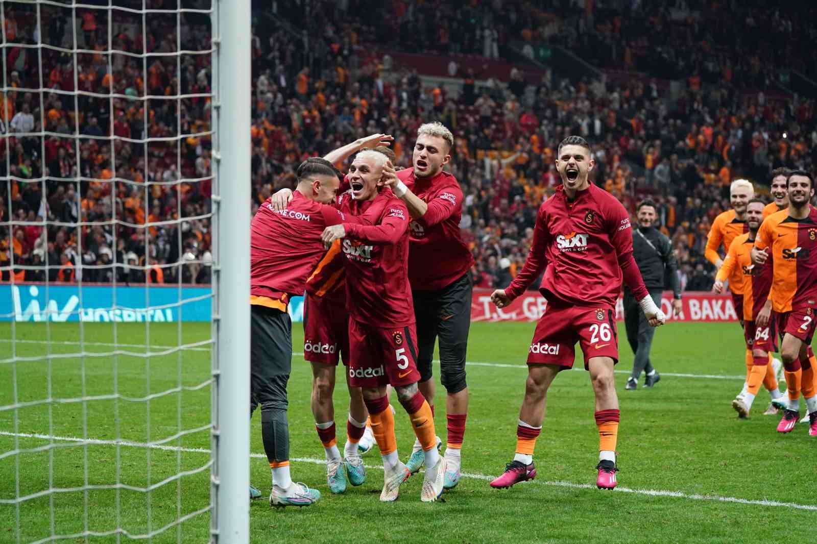 GALATASARAY, SPOR TOTO SÜPER LİG'DE EVİNDE KAYSERİSPOR'U 6-0 MAĞLUP EDERKEN,