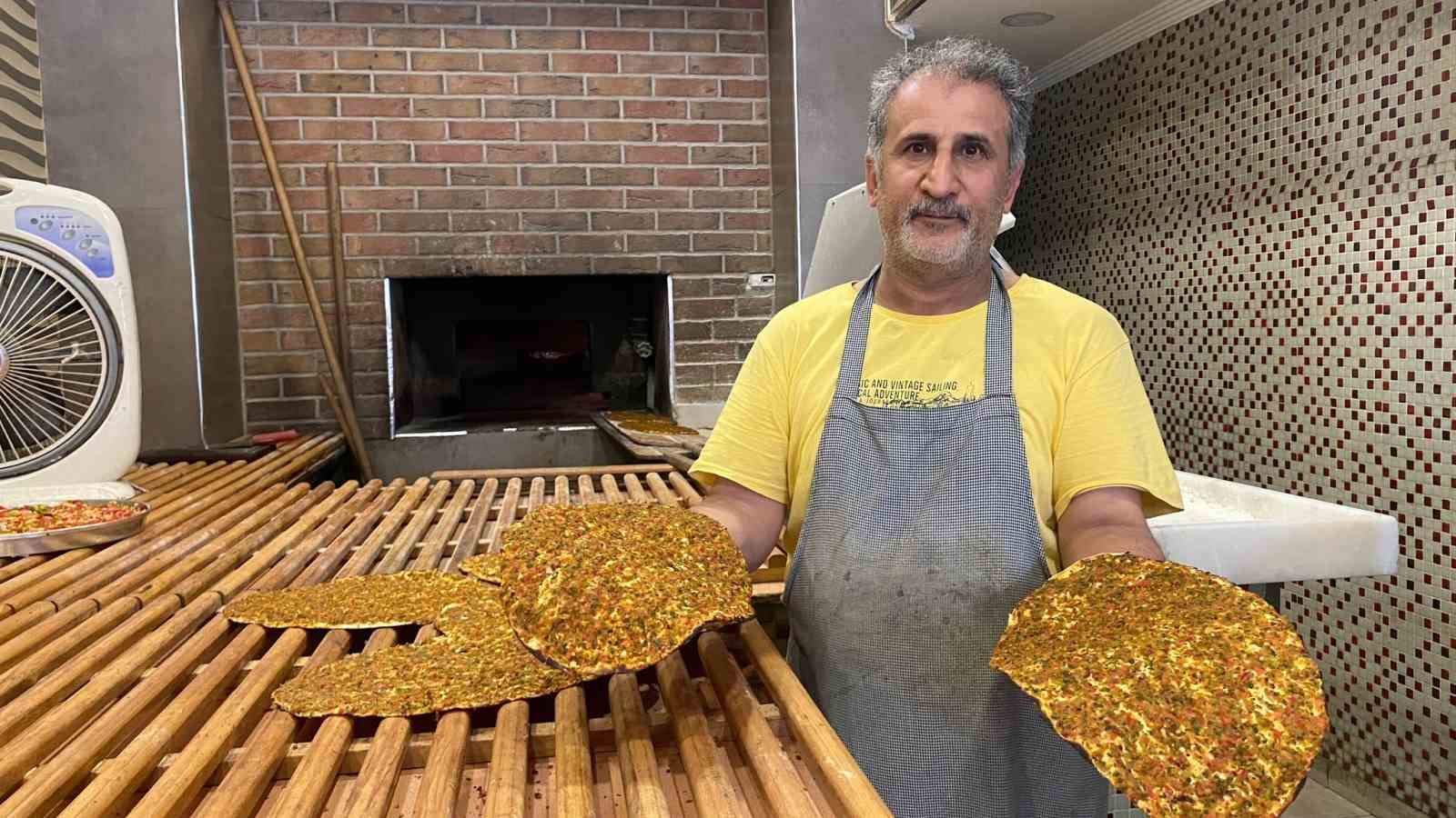 GASTRONOMİ KENTİ GAZİANTEP’İN ASIRLIK LEZZETİ SARIMSAKLI LAHMACUNUN GAZİANTEP’TEKİ KÜLTÜRÜ USTALAR