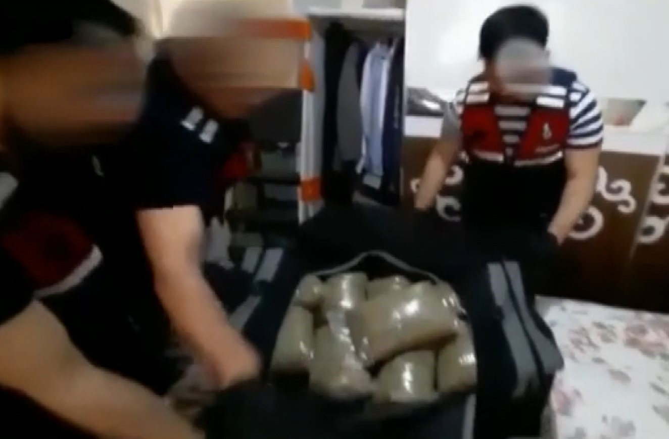 GAZİANTEP'TE JANDARMA EKİPLERİNCE UYUŞTURUCU TACİRLERİNE YÖNELİK YAPILAN OPERASYON SIRASINDA BASKIN