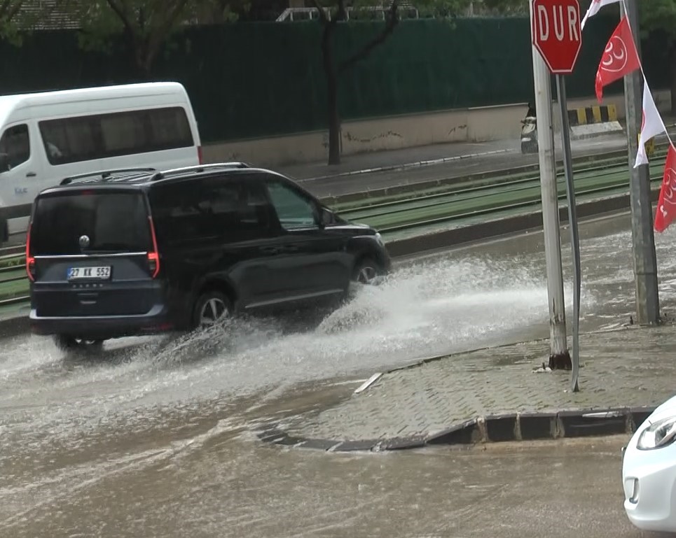 GAZİANTEP’TE ANİDEN BASTIRAN VE KISA SÜREDE ETKİLİ OLAN SAĞANAK HAYATI