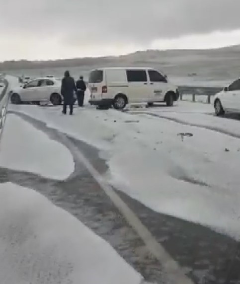 GAZİANTEP-NİZİP KARAYOLUNDA ÖĞLE SAATLERİNDEN SONRA ETKİLİ OLAN DOLU YAĞIŞI BİR