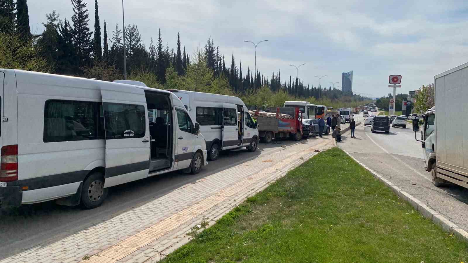 GAZİANTEP’TE MEYDANA GELEN 3 SERVİS 1 KAMYONET VE 4 ARACIN