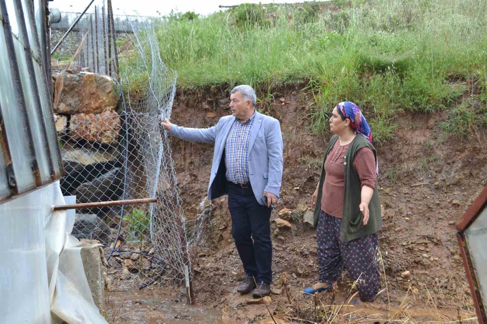 GAZİPAŞA’DA DERE YATAĞINDAN TAŞAN YAĞMUR SULARI DOMATES SERASINI BASTI