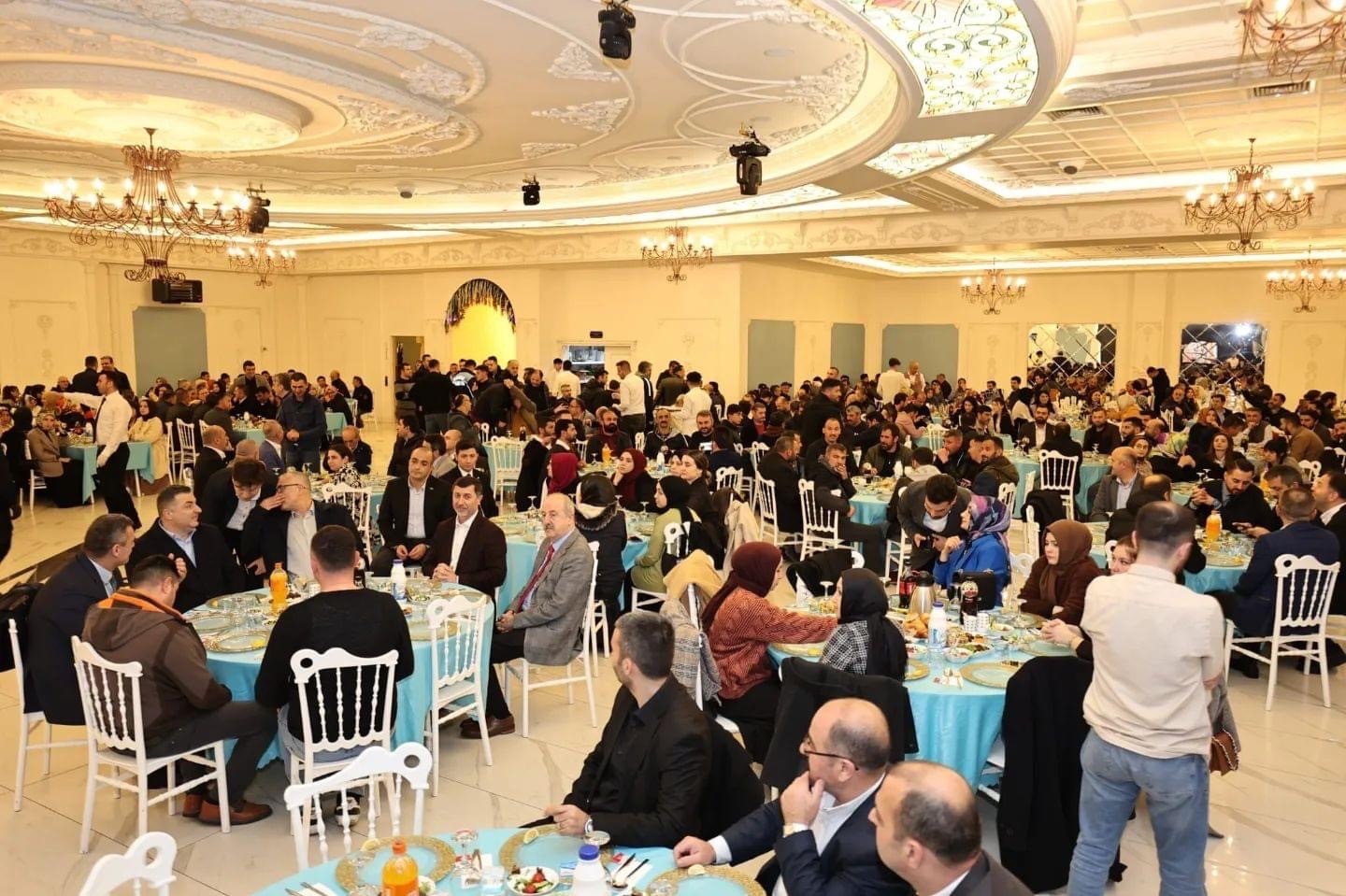GEBZE BELEDİYE BAŞKANI ZİNNUR BÜYÜKGÖZ, BELEDİYE PERSONELLERİNİ İFTAR PROGRAMINDA AĞIRLADI.