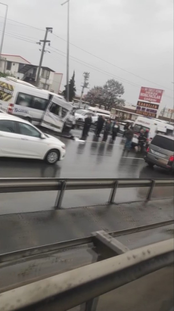 KOCAELİ’DE D-100 GEBZE GEÇİŞİNDE ÇOK SAYIDA ARACIN KARIŞTIĞI TRAFİK KAZASI