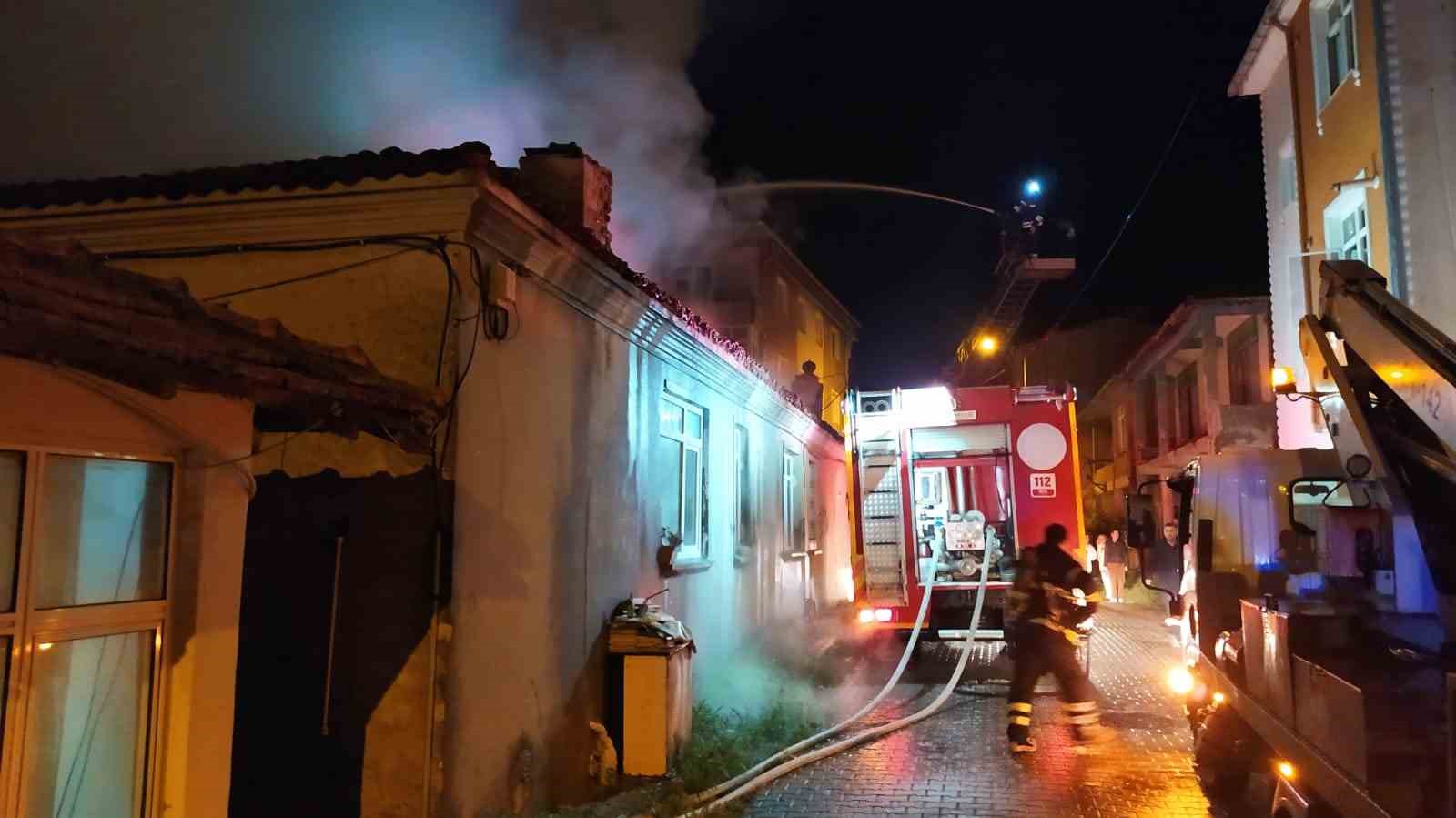 TEKİRDAĞ’DA GECE GEÇ SAATLERDE BOŞ BİR EVDE ÇIKAN YANGIN MAHALLEDE