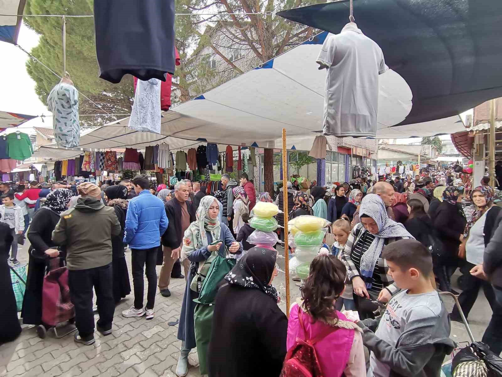 GEDİZ PAZARINDA BAYRAM YOĞUNLUĞU