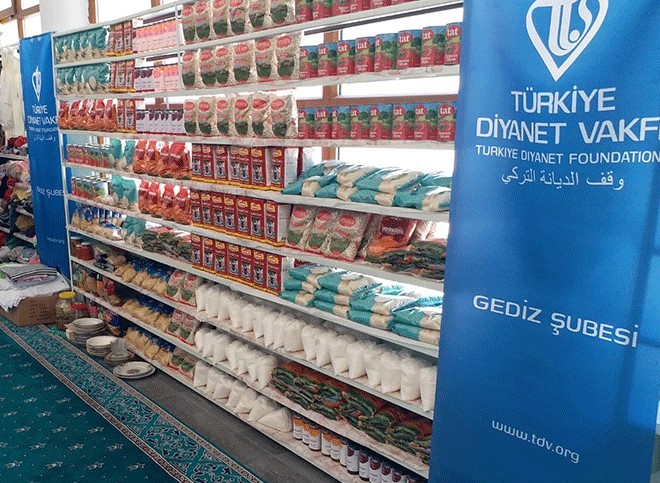 Gediz’de iyilik çarşısı ihtiyaç sahiplerinin yanında