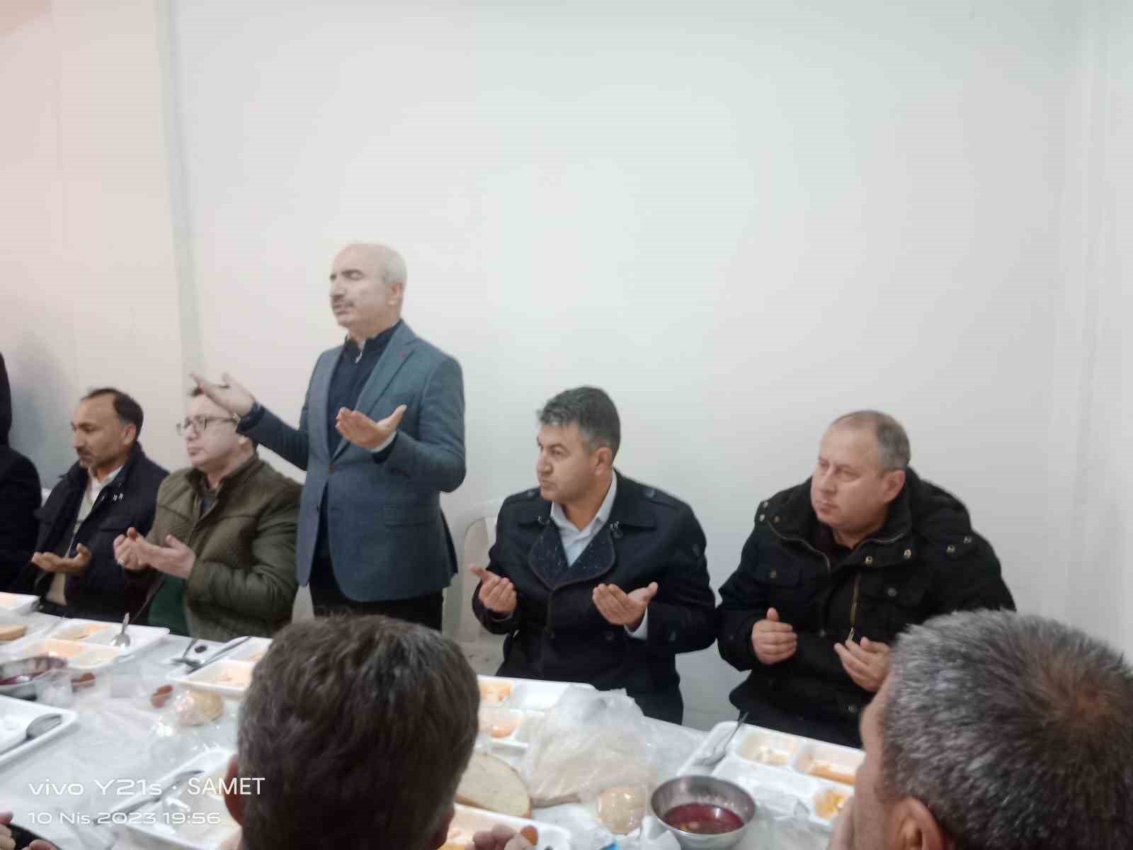 GEDİZ’DE KÖYLÜLER TARAFINDAN İFTAR YEMEĞİ VERİLDİ