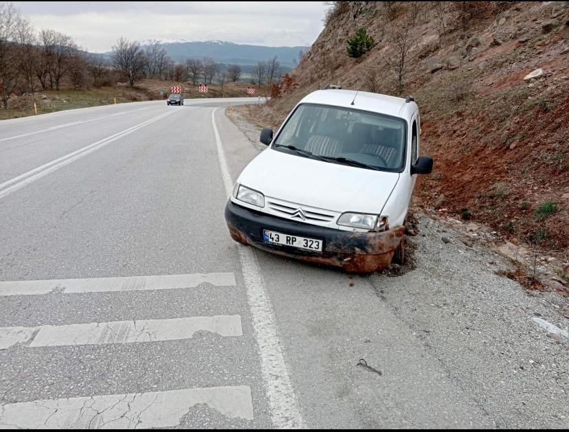 GEDİZ’DE TRAFİK KAZASINDA YAŞLI KARI KOCA YARALANDI