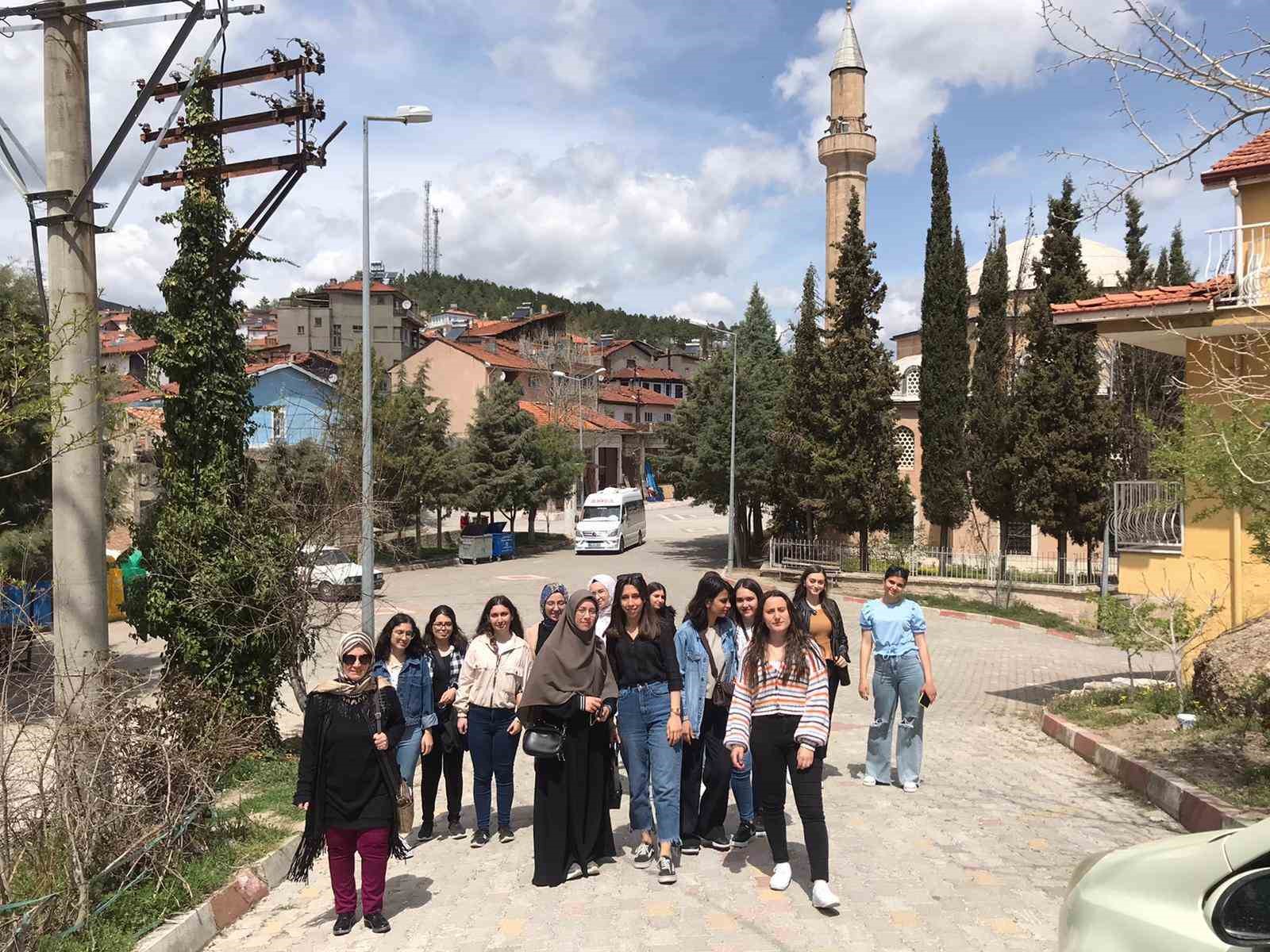 GEDİZ’DE ÜNİVERSİTE ÖĞRENCİLERİNDEN “HER GÜN 10 ADIM” PROJESİ