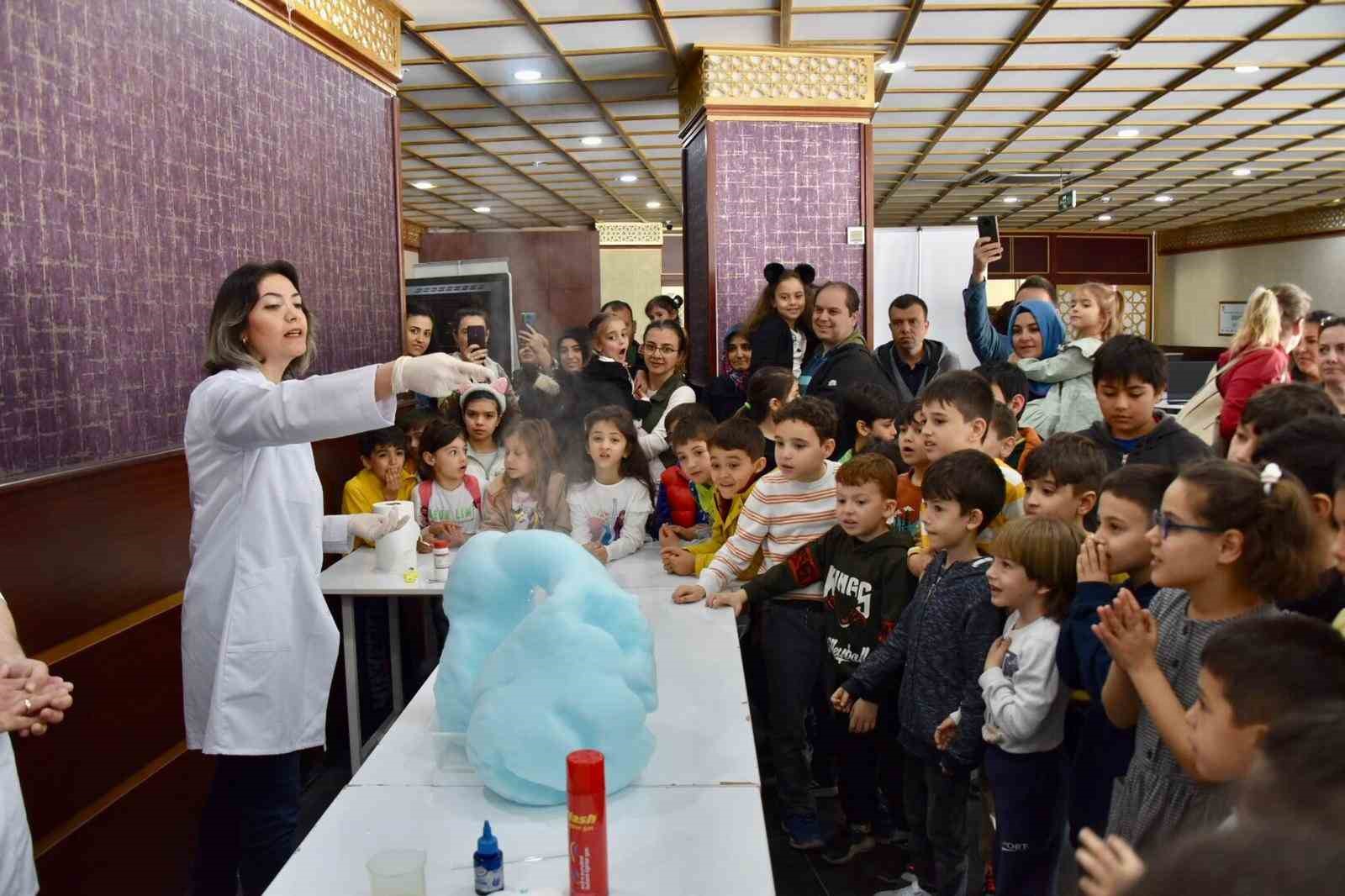 YUNUSEMRE BELEDİYESİ ÖĞRENCİLERE BİLİMİ VE DENEY YAPMAYI SEVDİRMEK İÇİN GERÇEKLEŞTİRDİĞİ