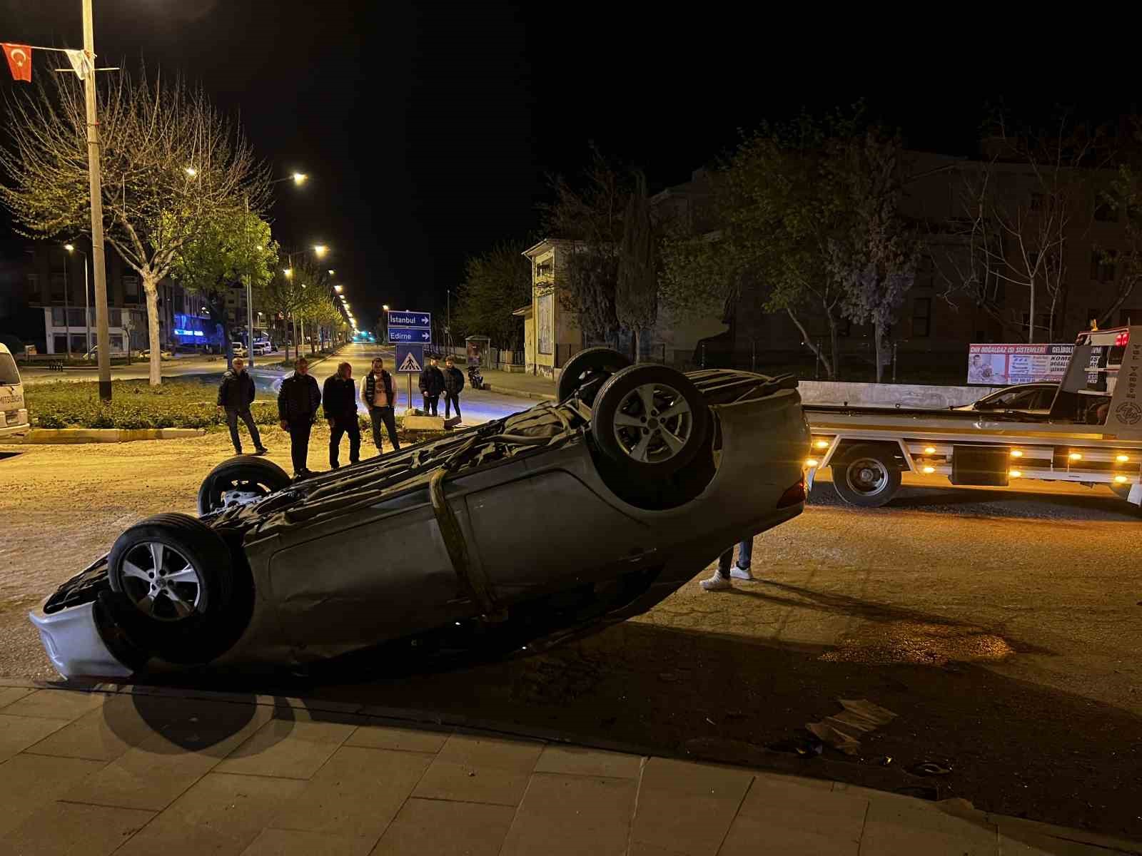 ÇANAKKALE’NİN GELİBOLU İLÇESİNDE TAKLA ATAN ARAÇTAKİ 2 KİŞİ HAFİF ŞEKİLDE