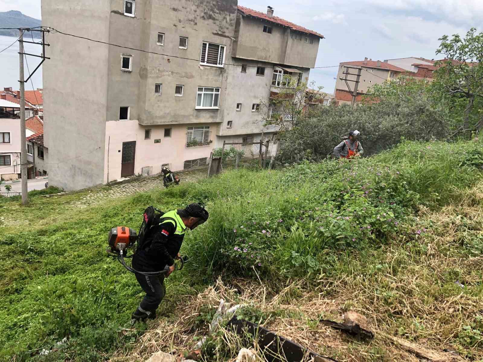 GEMLİK BELEDİYESİ TEMİZLİK İŞLERİ MÜDÜRLÜĞÜ EKİPLERİ İLÇE GENELİNDE KÖTÜ GÖRÜNTÜ