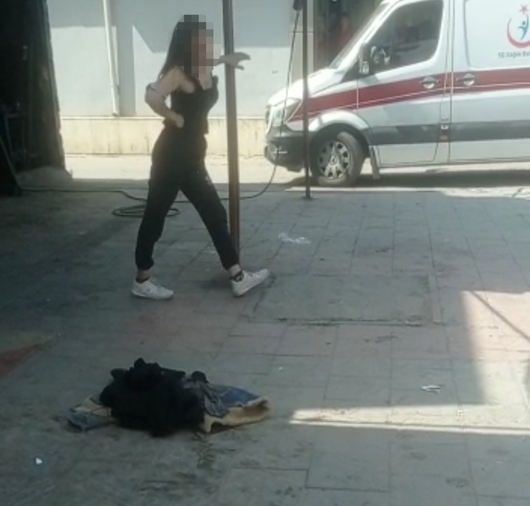 ADANA’DA UYUŞTURUCU ALDIĞI İDDİA EDİLEN VE AYAKTA DURMAKTA ZORLANAN GENÇ