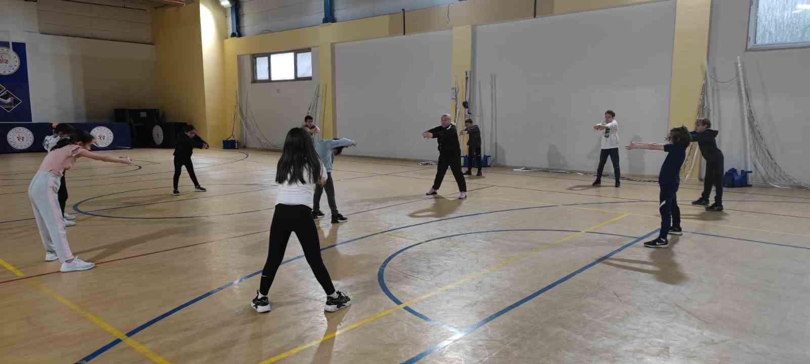 DÜZCE’DE, TÜRKİYE SPORTİF YETENEK TARAMASI VE SPORA YÖNLENDİRME PROGRAMI ANTRENÖRLER