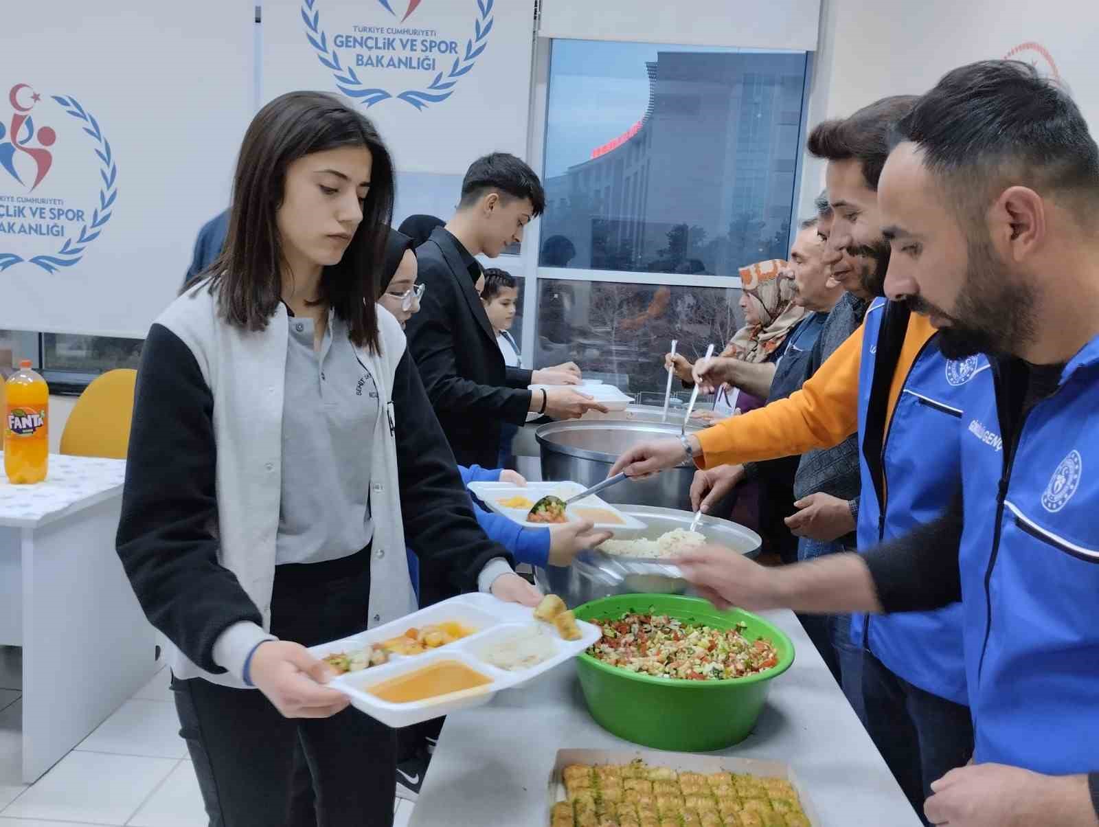 SUNGURLU GENÇLİK MMERKEZİNDE PERSONEL, EĞİTMENLER VE GENÇLER İFTARDA BULUŞTU