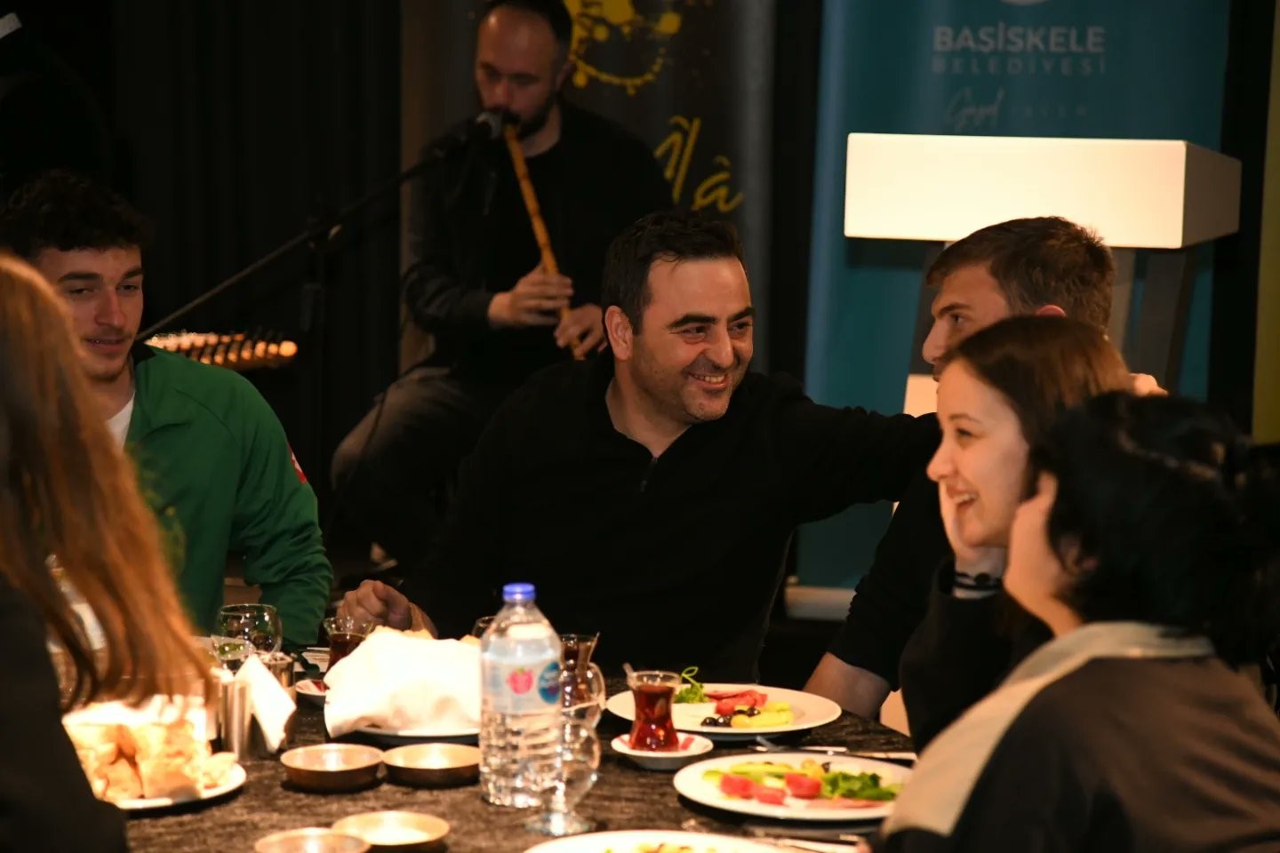 BAŞİSKELE BELEDİYE BAŞKANI YASİN ÖZLÜ, BİN GENCİ SAHUR SOFRASINDA AĞIRLAYARAK,