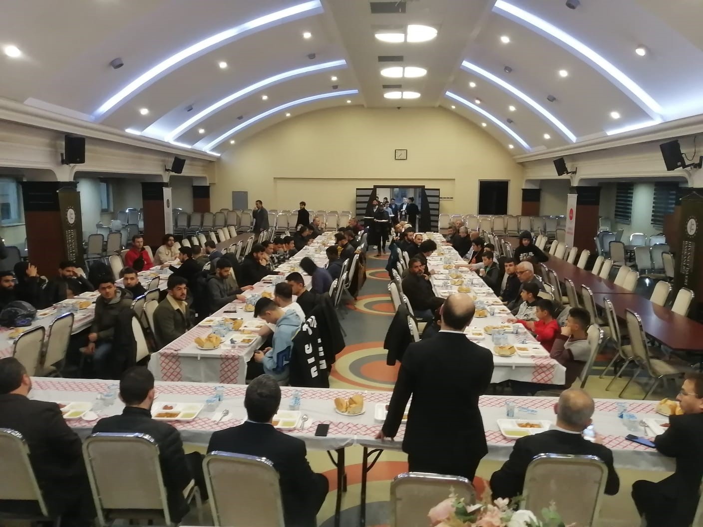 DÜZCE’DE YURTLARDA KALAN GENÇLER İÇİN MÜFTÜLÜK TARAFINDAN GENÇLİK İFTARI DÜZENLENDİ.