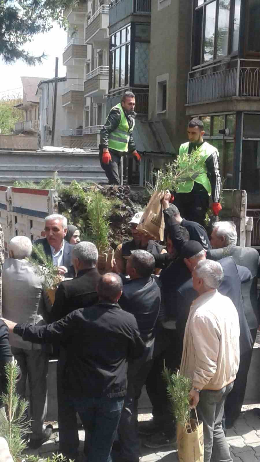 BİNGÖL’ÜN GENÇ İLÇESİNDE ORMAN İŞLETME İLÇE MÜDÜRLÜĞÜ TARAFINDAN BADEM, CEVİZ,
