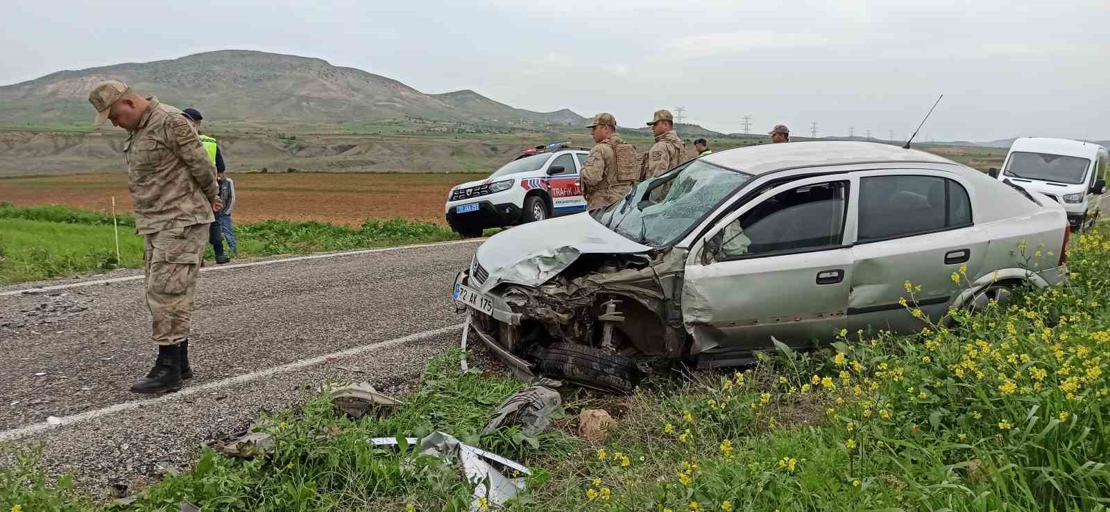 BATMAN’IN GERCÜŞ İLÇESİNDE İKİ OTOMOBİLİN KAFA KAFAYA ÇARPIŞTIĞI KAZADA 6